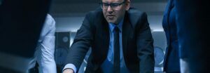 Équipe de sécurité informatique analysant des menaces IA sur écran