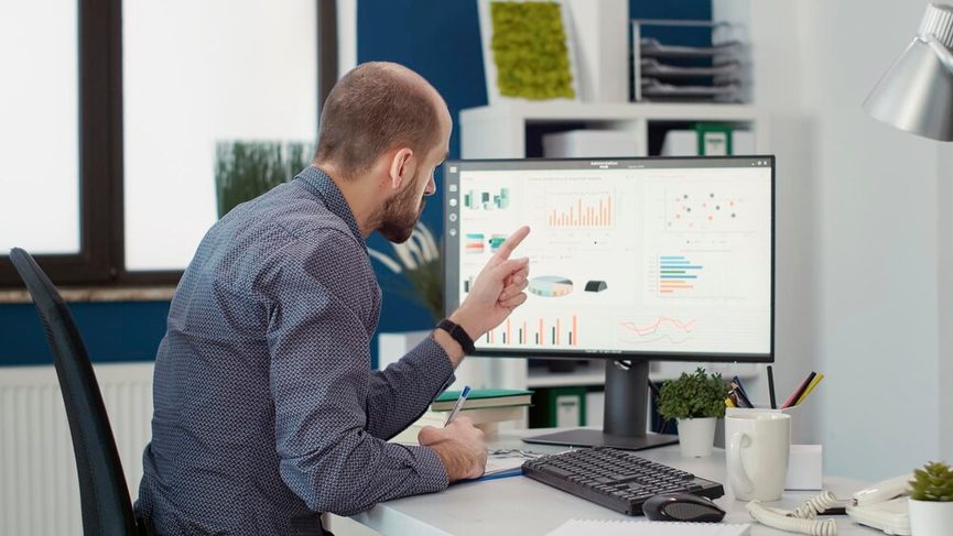Schéma illustrant le flux de données entre Excel pour la modélisation et le CRM pour le suivi