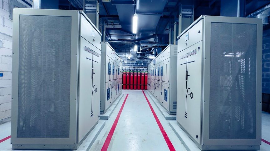 Technicien supervisant des données de capteurs connectés sur écran