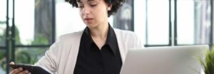 Gestionnaire de paie vérifiant la conformité DSN sur un écran de SIRH