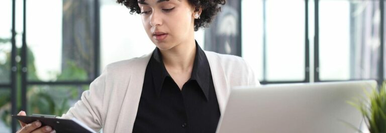 Gestionnaire de paie vérifiant la conformité DSN sur un écran de SIRH