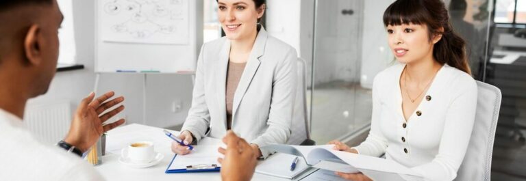 Entretien professionnel RH dans un bureau moderne avec SIRH