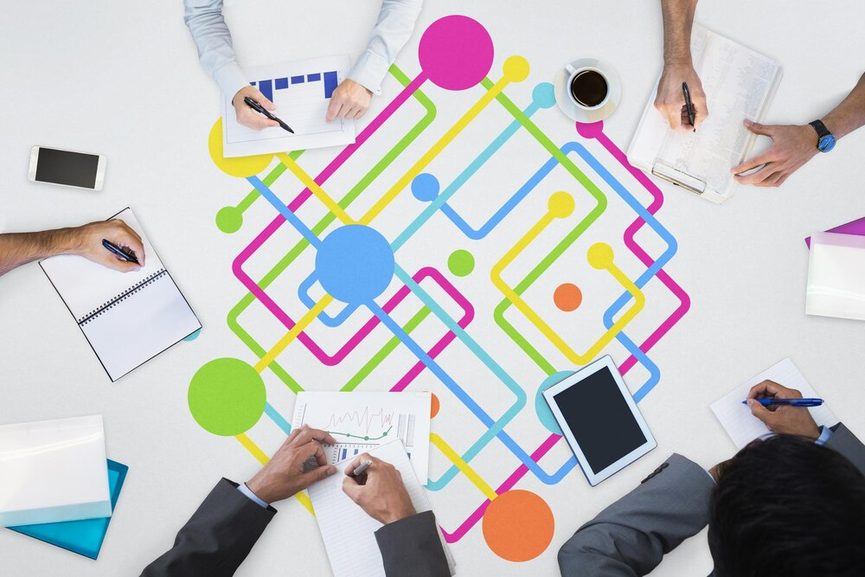 Vue d'une équipe RH travaillant sur la définition de référentiels de compétences avant implémentation logicielle