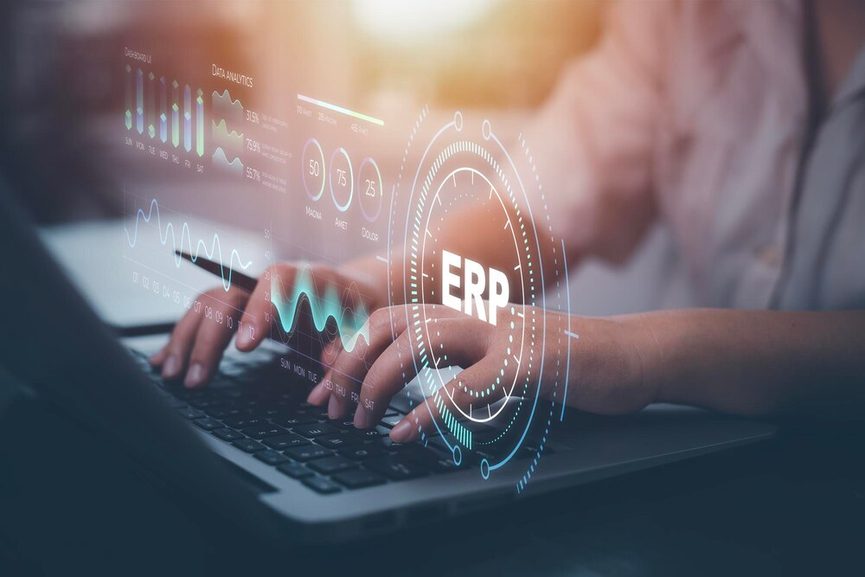 Écran de visualisation d'un ERP avec des fonctionnalités d'IA