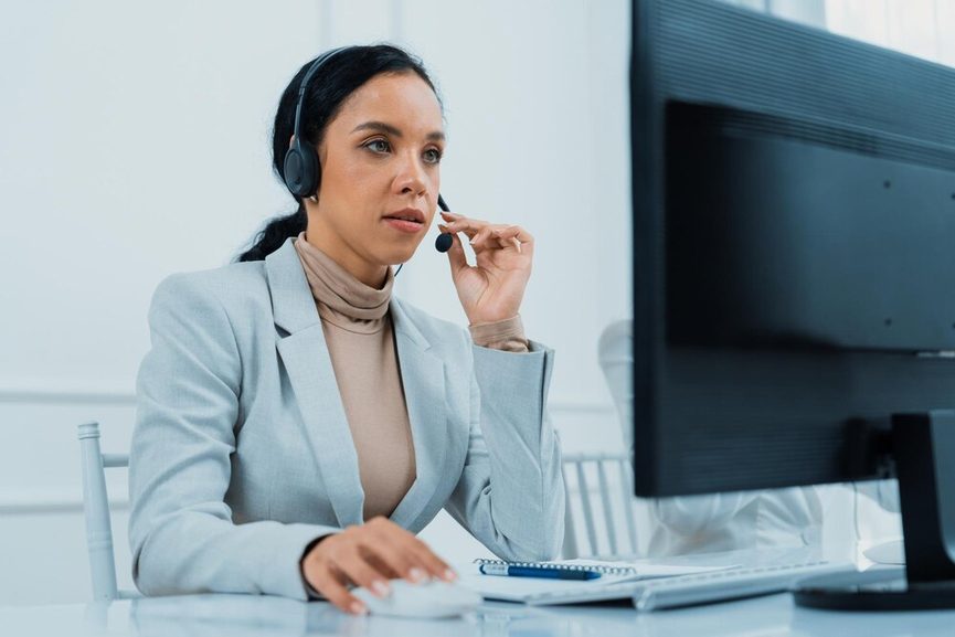 Équipe commerciale analysant la qualité des données sur écran