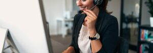 Commercial au téléphone saisissant des données dans un logiciel CRM
