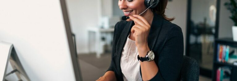 Commercial au téléphone saisissant des données dans un logiciel CRM
