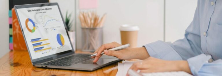 DRH analysant un tableau de bord SIRH sur les jours de présence en télétravail